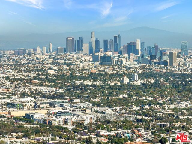 9432 Sierra Mar Place, Los Angeles CA: https://media.crmls.org/mediaz/40f83de5-d715-4f8f-a716-90ece93ec3fe.jpg