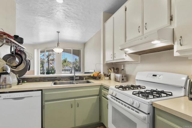 Detail Gallery Image 7 of 24 For 6151 Calle Mariselda #302,  San Diego,  CA 92124 - 2 Beds | 2/1 Baths