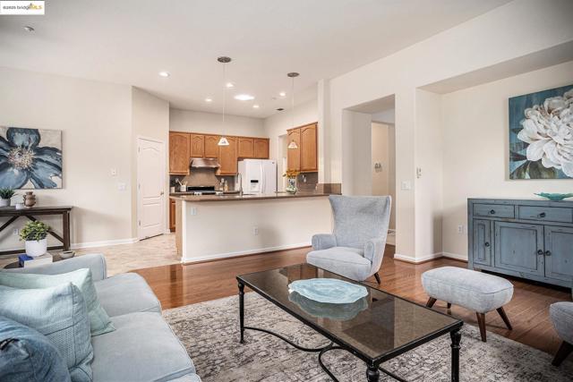 1012 Centennial Drive, Brentwood CA: https://media.crmls.org/mediaz/40f9a5de-622f-45b4-bee2-2c42861bf6b9.jpg