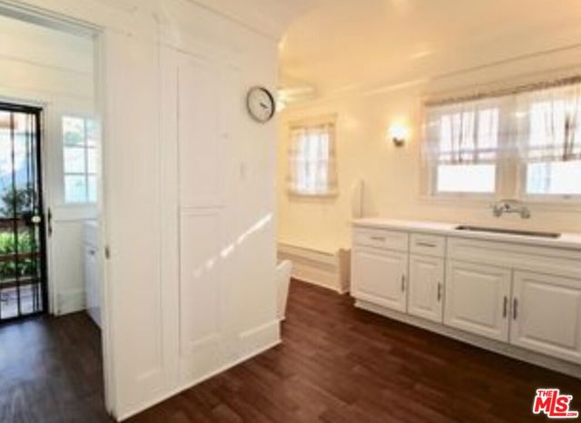 1034 N Kenmore Avenue, Los Angeles CA: https://media.crmls.org/mediaz/40f9acef-bb79-4da8-bc36-2e6fa08e1119.jpg