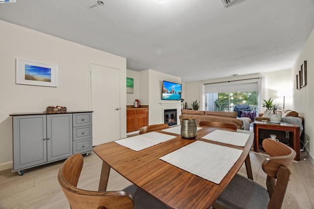 2719 Oak Rd, Walnut Creek CA: https://media.crmls.org/mediaz/40f9f03a-d1c4-43ca-a496-af81a7865204.jpg