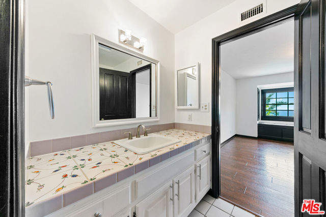 29528 Harvester Road, Malibu CA: https://media.crmls.org/mediaz/40fa40cf-a16f-4e33-8a98-589020f943fd.jpg