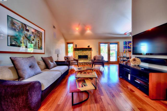 6291 Calle Fuego, Pleasanton CA: https://media.crmls.org/mediaz/40fb0c0d-ffce-4373-8665-285f4b7a0aef.jpg
