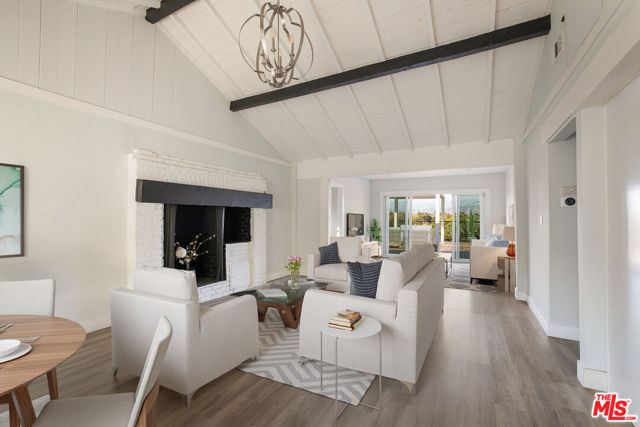 11775 Laurelwood Drive, Studio City CA: https://media.crmls.org/mediaz/40fc2f64-a01b-4da0-99c5-bab91bd46df9.jpg