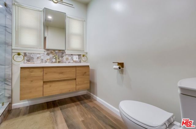 7220 10th Avenue, Los Angeles CA: https://media.crmls.org/mediaz/40fc5f18-f1bf-492a-a3ff-d1b1a6bd899b.jpg