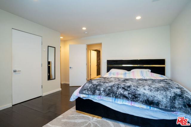 3865 Buena Park Drive, Studio City CA: https://media.crmls.org/mediaz/40fc6902-e6b2-423f-9c43-6c1fdd210d59.jpg