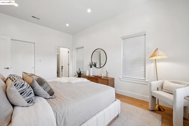 864 Arlington Ave, Oakland CA: https://media.crmls.org/mediaz/40fc71b9-f90a-4697-91f6-bd8219303a44.jpg
