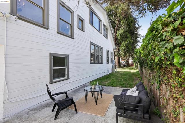 3064 E 15Th St, Oakland CA: https://media.crmls.org/mediaz/40fe194d-f3ea-4a8d-9902-d41d6e2d4903.jpg