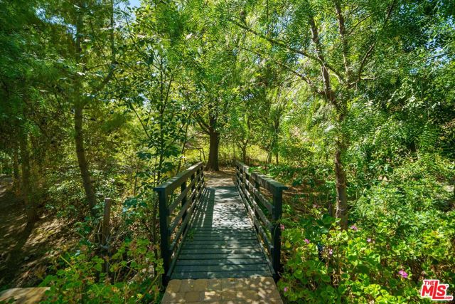 33269 Mulholland Highway, Malibu CA: https://media.crmls.org/mediaz/40fe35e9-1221-41b6-9ac4-23da14bde998.jpg