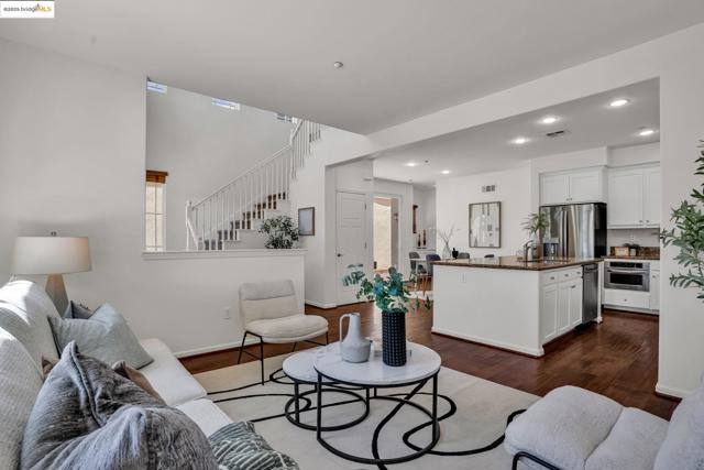 1623 Fortmann Way, Alameda CA: https://media.crmls.org/mediaz/40fe90d8-4a3f-4de8-8900-0108a0a3a71b.jpg