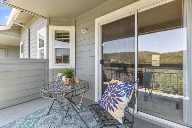 7710 Canyon Meadow Cir, Pleasanton CA: https://media.crmls.org/mediaz/40fe9706-30b9-4909-9f79-c7f1eefe9bba.jpg