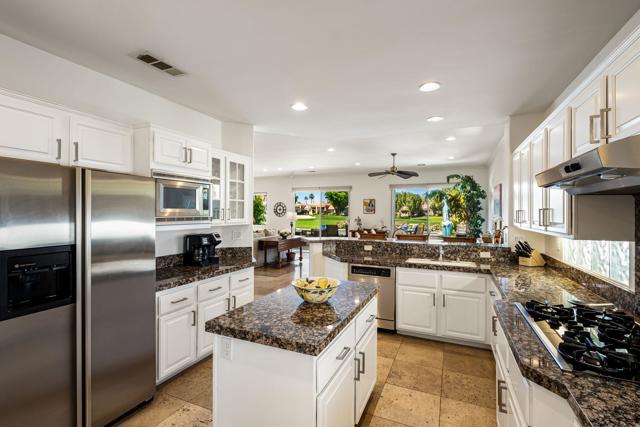 54580 Tanglewood, La Quinta CA: https://media.crmls.org/mediaz/40fea39f-427a-40ac-84f1-bd20939a7aa7.jpg