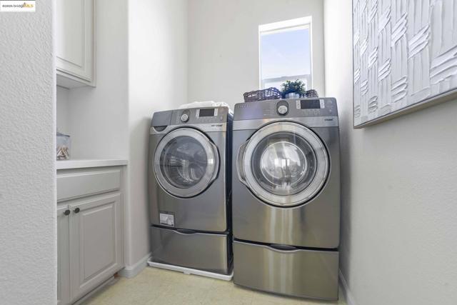661 Via Rialto, Oakland CA: https://media.crmls.org/mediaz/40ff2deb-a941-4127-b4b6-e82ea0b39d99.jpg