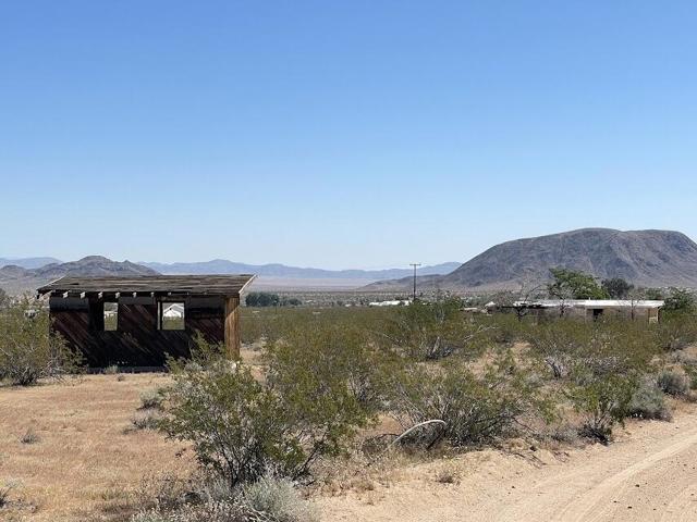 216 Jesse Road, Landers CA: https://media.crmls.org/mediaz/40ff52ed-8a3d-470b-b8f1-f637d4792196.jpg