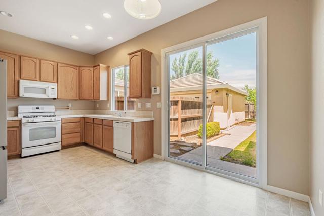 1665 Youngstown Lane, Suisun City CA: https://media.crmls.org/mediaz/40ff70f6-353d-4dfe-858b-67889b736518.jpg