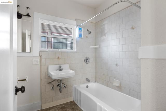 271 38Th St, Oakland CA: https://media.crmls.org/mediaz/40ffb9e6-6514-4a08-b3d4-80edc013ff84.jpg