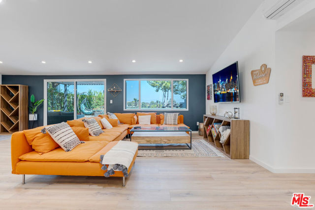 5835 Mcdonie Avenue, Woodland Hills CA: https://media.crmls.org/mediaz/40fffb1d-5fd8-41da-80e3-ab3a7d6a555f.jpg