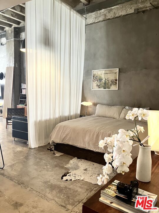 711 S Olive Street, Los Angeles CA: https://media.crmls.org/mediaz/41008350-5223-4c16-8593-79e71b1132be.jpg