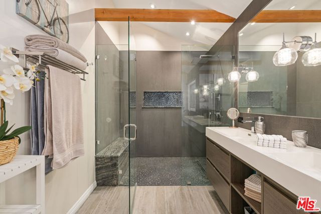 521 S Parish Place, Burbank CA: https://media.crmls.org/mediaz/41012595-0f05-44fa-bc48-73ea16577c14.jpg