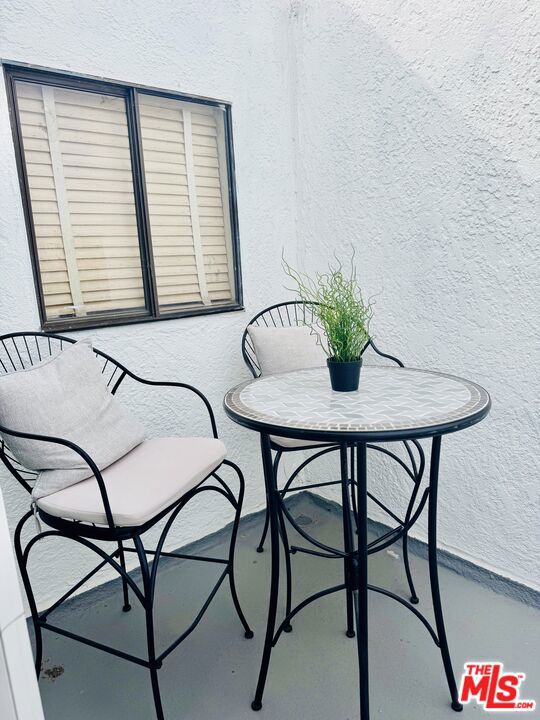 14 Mast Street, Marina del Rey CA: https://media.crmls.org/mediaz/41014e0e-66b2-440a-ab36-cce18e1ccf48.jpg