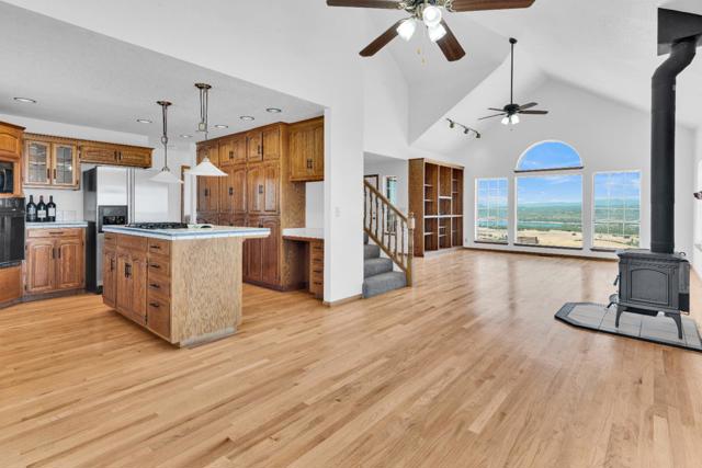 70500 Bradley Lockwood Road, Lockwood CA: https://media.crmls.org/mediaz/4101ec85-74aa-418a-95d2-73514f11bc42.jpg
