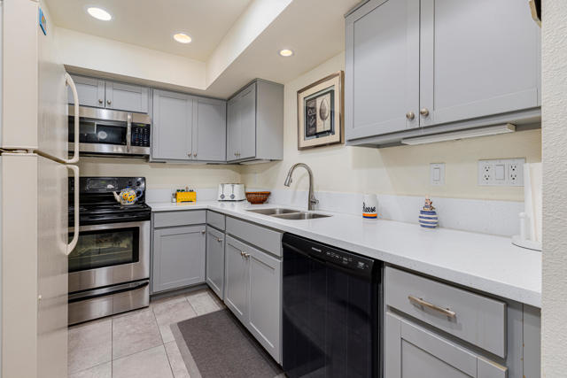 605 E Amado Road, Palm Springs CA: https://media.crmls.org/mediaz/41025ffe-ef40-4b76-bdb6-a80518335f46.jpg