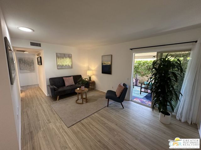 1533 N Sunflower Court, Palm Springs CA: https://media.crmls.org/mediaz/41030908-687b-44ea-b689-704aab22b90b.jpg
