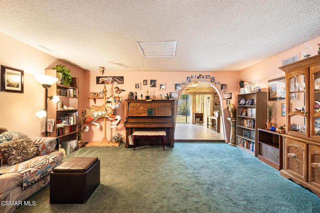 1748 Sutter Avenue, Simi Valley CA: https://media.crmls.org/mediaz/41033093-0009-4fa3-abfa-4c9bb26dcdac.jpg