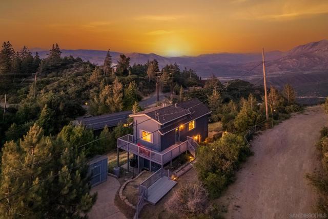 555 Manzanita Dr, Julian CA: https://media.crmls.org/mediaz/41033800-b3f9-4a5b-88b4-214265bf7e34.jpg