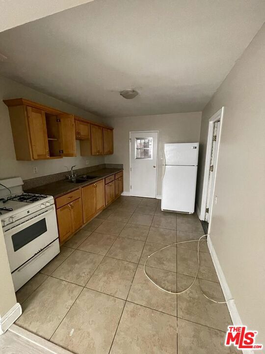 244 E 49th Street, Long Beach CA: https://media.crmls.org/mediaz/4103bb43-3f53-4088-a3be-a5e599a3aa59.jpg