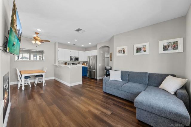 10860 Ivy Hill Dr, San Diego CA: https://media.crmls.org/mediaz/41045df6-5010-46ee-88a3-e99777dc185a.jpg