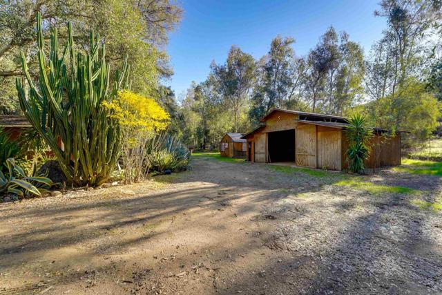 18408 Sweet Ln, Ramona CA: https://media.crmls.org/mediaz/4104a402-bbb4-490b-bd7a-83b6418e1d53.jpg