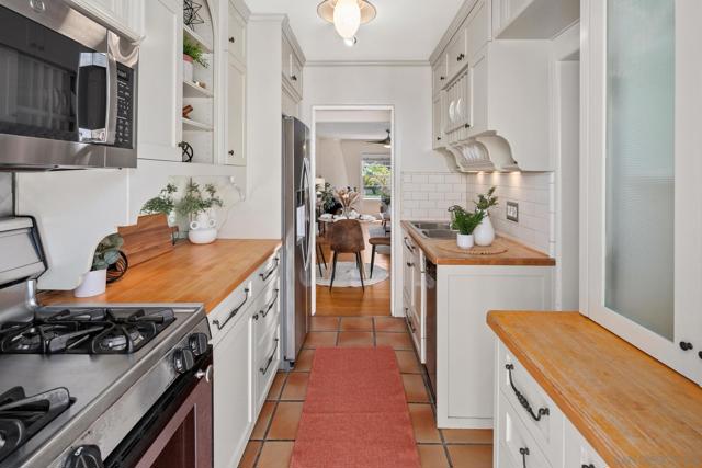 412 G Avenue, Coronado CA: https://media.crmls.org/mediaz/41050e79-5c01-4214-964c-0074e99411b9.jpg