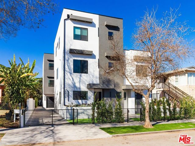 2817 1/2 S Redondo Boulevard, Los Angeles CA: https://media.crmls.org/mediaz/41053d2b-1f8e-44c3-9434-b203ef37f8f8.jpg
