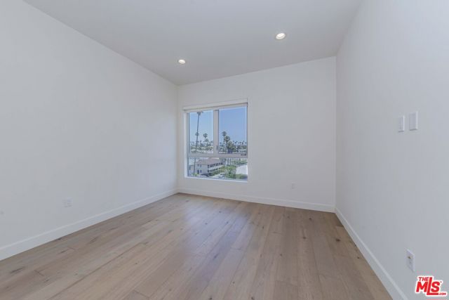 105 S Mariposa Avenue, Los Angeles CA: https://media.crmls.org/mediaz/41055d27-a7c6-464a-8f5a-4fa48e169d2d.jpg