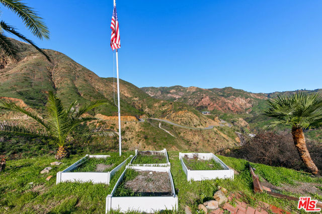 2700 Hume Road, Malibu CA: https://media.crmls.org/mediaz/4106ab71-f8c7-4645-b3a5-3e94cfeb49c8.jpg