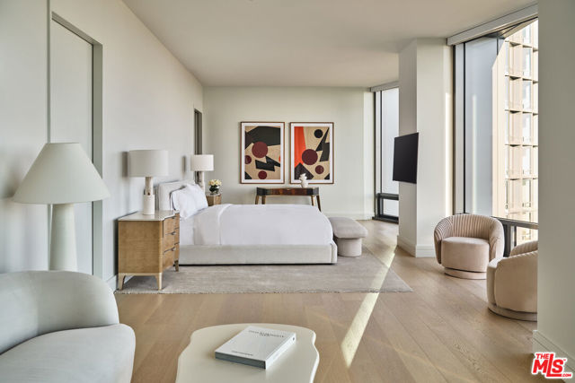 211 W Elm Court, Los Angeles CA: https://media.crmls.org/mediaz/4106b963-4f95-478e-b448-306d2d526b96.jpg
