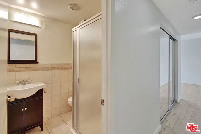221 S Tower Drive, Beverly Hills CA: https://media.crmls.org/mediaz/4106cd5f-6819-47cd-83dd-2fc58c24e7b0.jpg