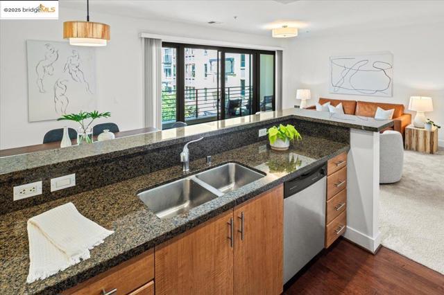 438 W Grand Ave, Oakland CA: https://media.crmls.org/mediaz/4106d69b-619c-46af-9e9f-7d5360256972.jpg
