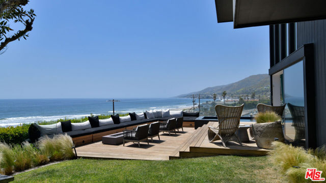 6463 Surfside Way, Malibu CA: https://media.crmls.org/mediaz/4107123c-1ec2-4812-b0bd-c1c521bf9a10.jpg