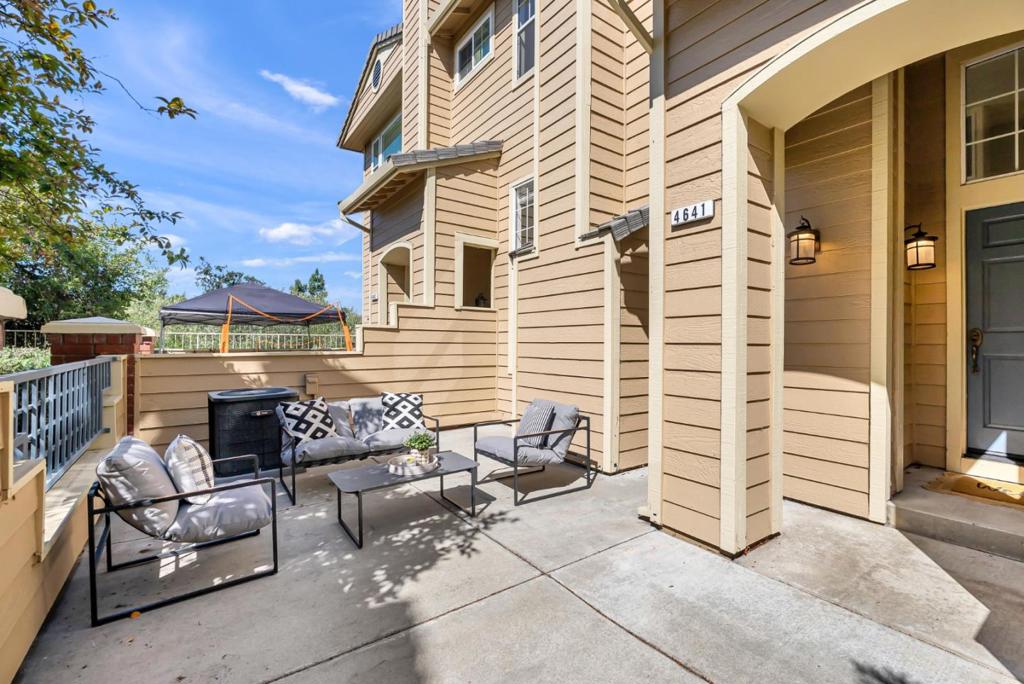 https://media.crmls.org/mediaz/41075b58-61a3-4a7c-9bbd-7f6099780833.jpg?preset=X-Large