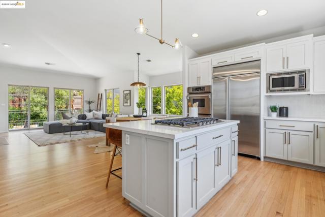 911 Aquarius Way, Oakland CA: https://media.crmls.org/mediaz/41077ff4-3792-4fac-9467-bc2dc805cbb9.jpg