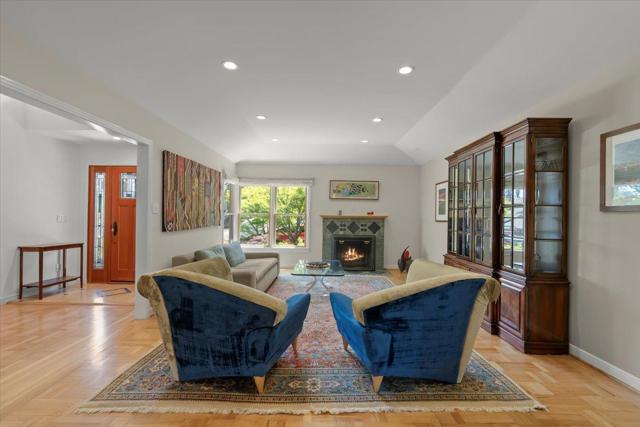 734 Oregon Avenue, San Mateo CA: https://media.crmls.org/mediaz/4107e28d-5e3e-4e46-addf-1272a0998ebd.jpg