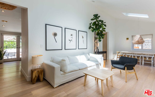 3279 LEDGEWOOD Drive, Los Angeles CA: https://media.crmls.org/mediaz/41081982-d66c-4ca2-93a9-973efc941059.jpg