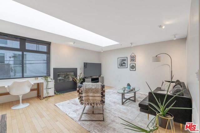 5806 Waring Avenue, Los Angeles CA: https://media.crmls.org/mediaz/410822d2-8037-453c-bbc2-9f0cf2c1adf0.jpg