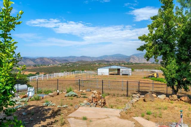 15091 Chemise Creek Rd, Ramona CA: https://media.crmls.org/mediaz/410af8bb-a63a-460c-864e-524cad9e1823.jpg