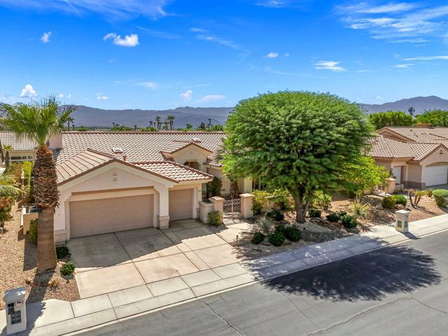 78197 Bonanza Drive, Palm Desert CA: https://media.crmls.org/mediaz/410b7555-865e-468d-b39b-089c47dd9c53.jpg