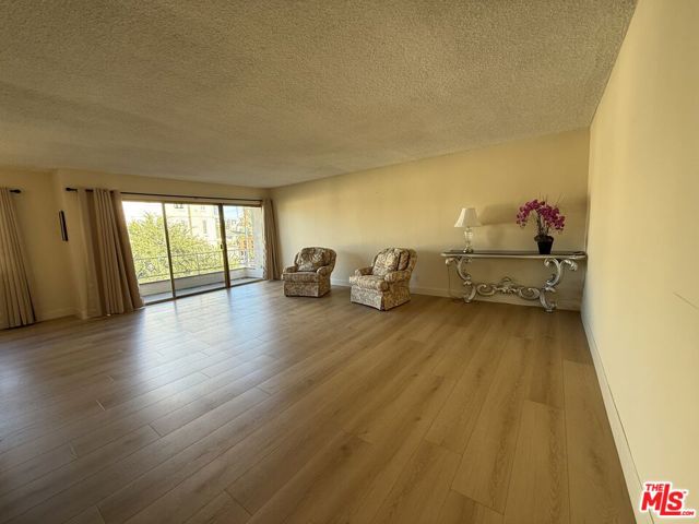 910 S Holt Avenue, Los Angeles CA: https://media.crmls.org/mediaz/410b96cb-488b-45eb-9f98-37abf02126bd.jpg