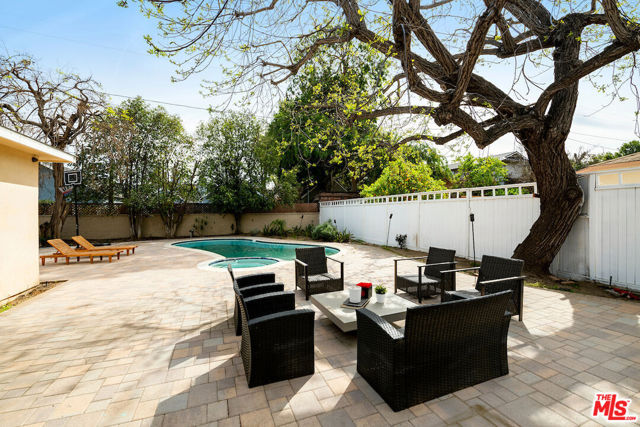 12504 Kling Street, Studio City CA: https://media.crmls.org/mediaz/410cf08c-b9ec-4587-aa46-b36ad126d950.jpg