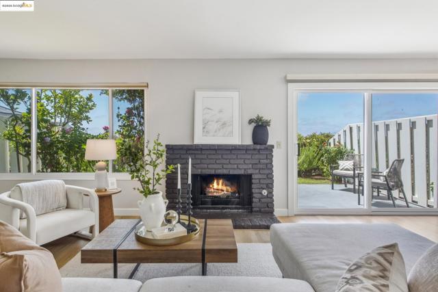 93 Thousand Oaks St, Oakland CA: https://media.crmls.org/mediaz/410cf4b1-179b-4daa-9559-9c6eba0b7399.jpg